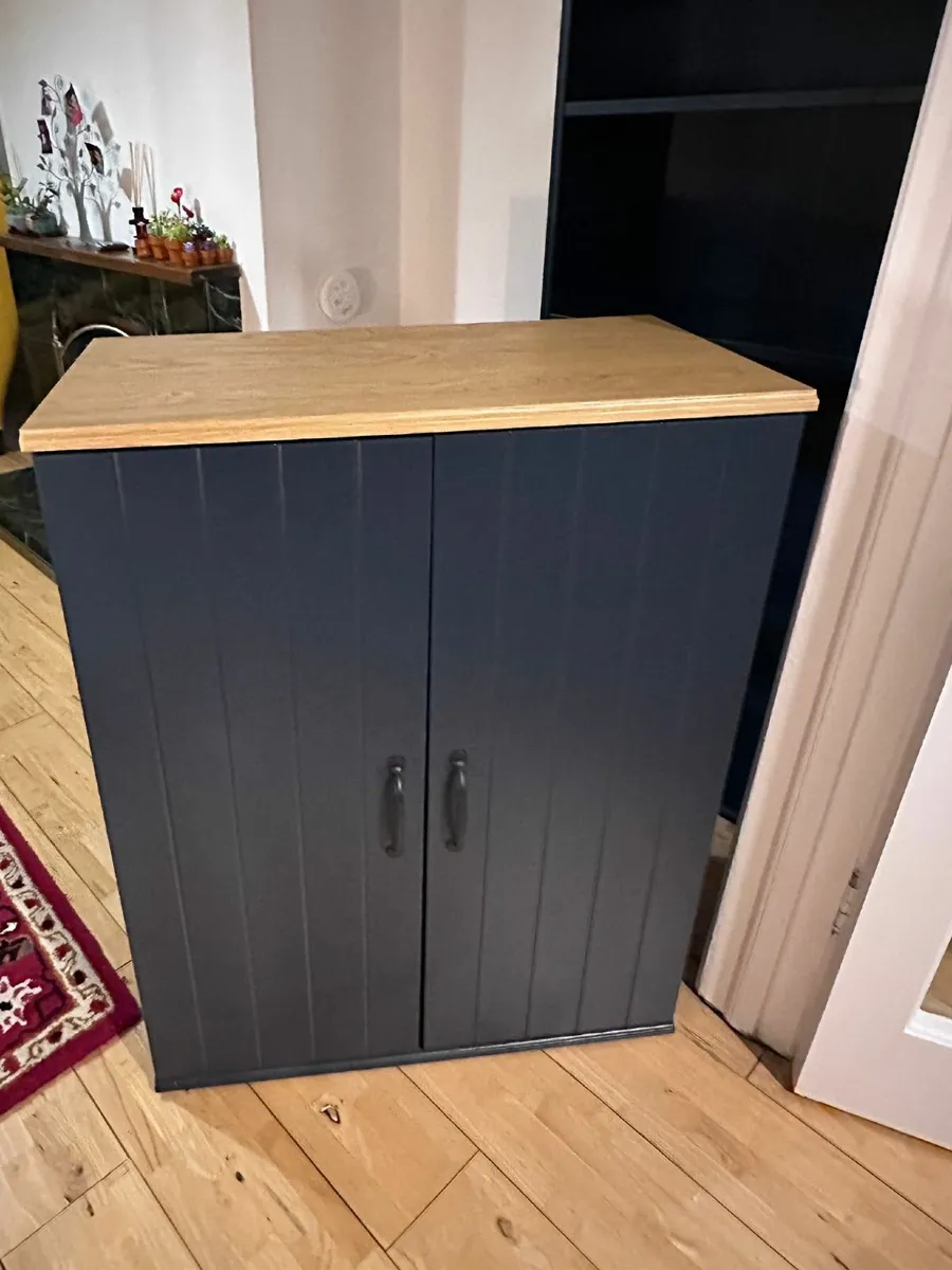 Cabinet with doors - Image 1