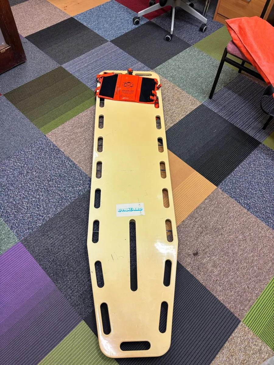 Spinal board with blocks and straps - Image 2