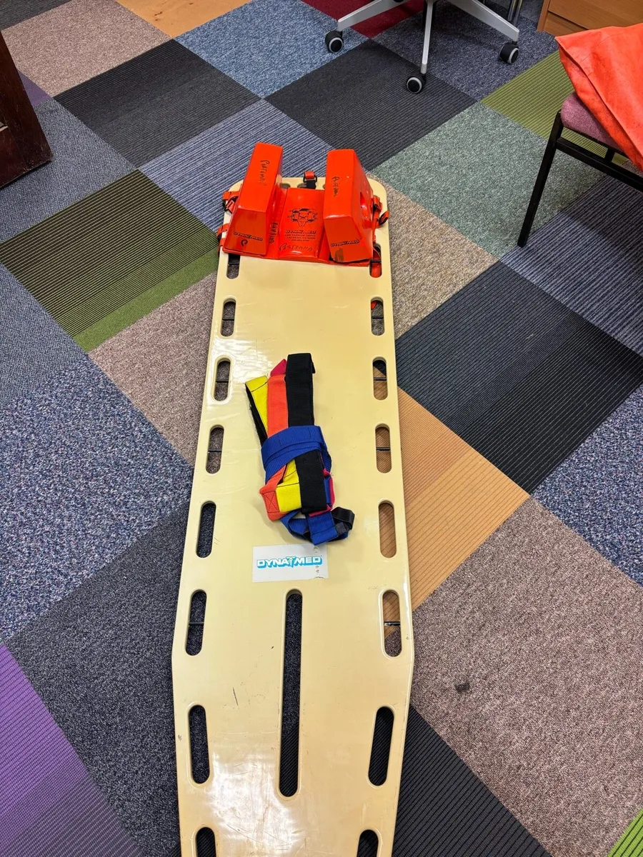 Spinal board with blocks and straps - Image 3