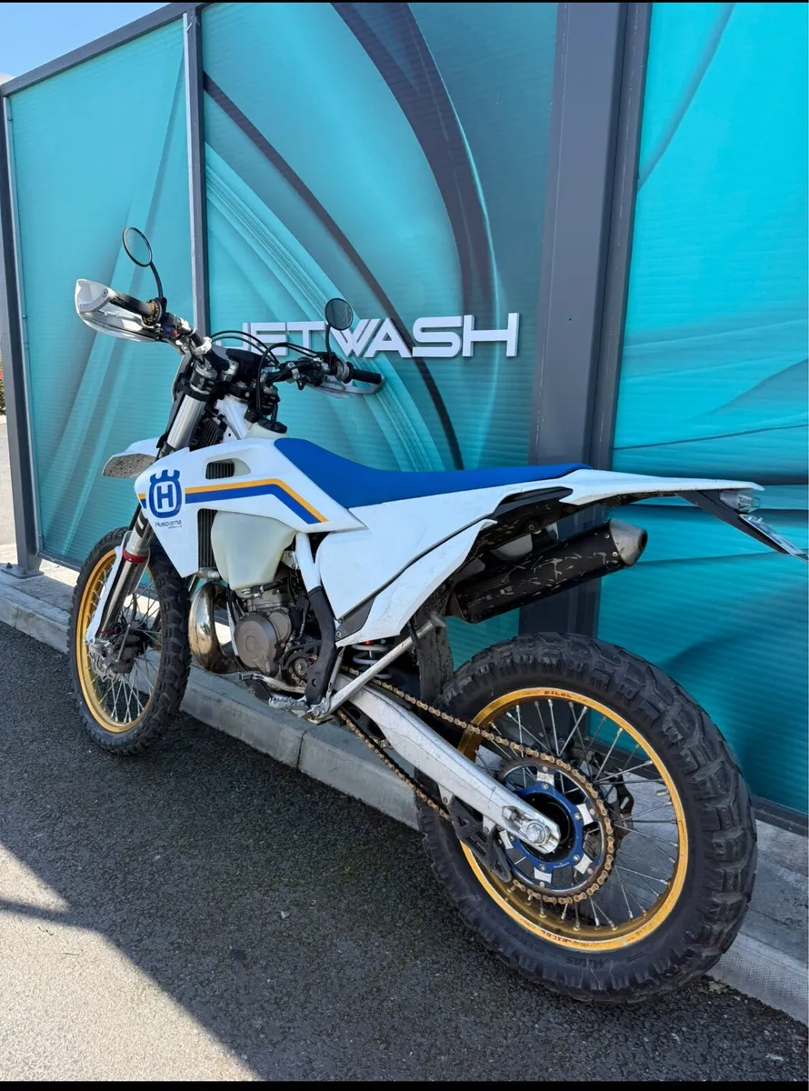 Husqvarna TE 300 (2023) Road Legal - Image 2