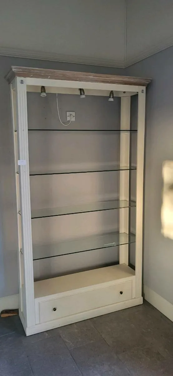 Shop fittings and secuity - Image 1