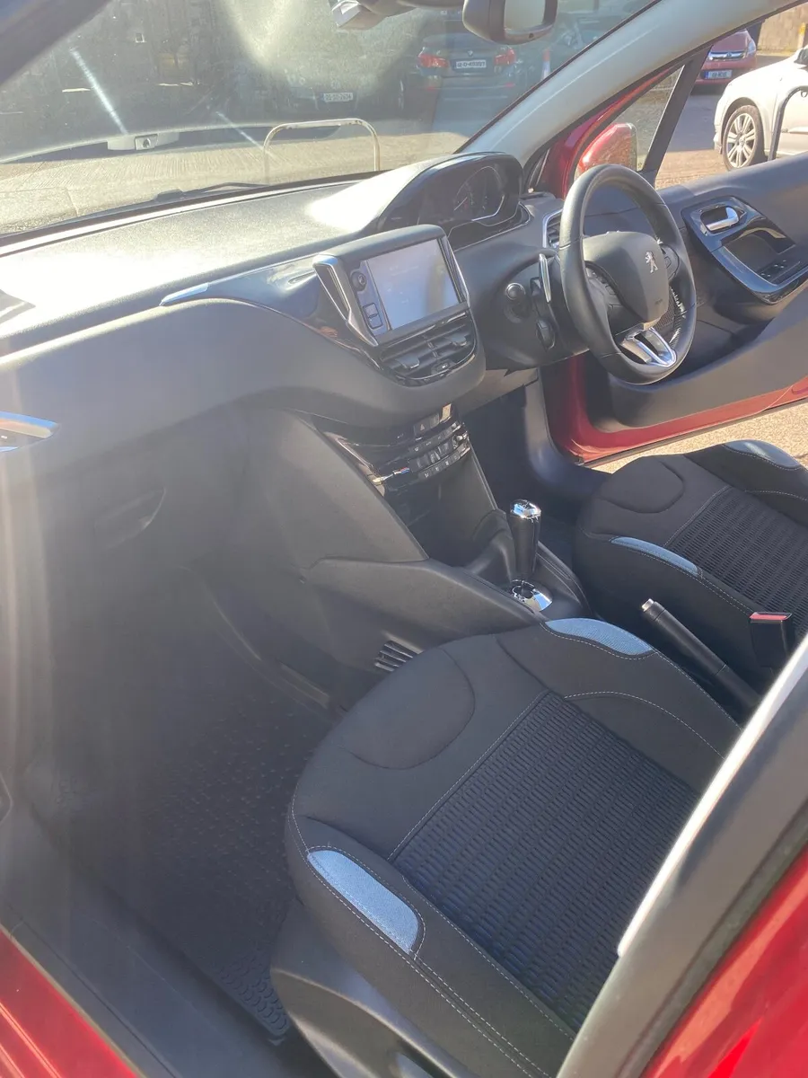 Peugeot 208 2016 - Image 2
