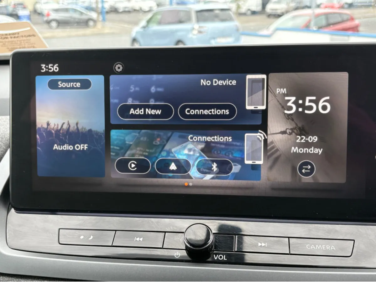 Nissan Qashqai 1.3 MHEV SV MY24 4DR - Image 3