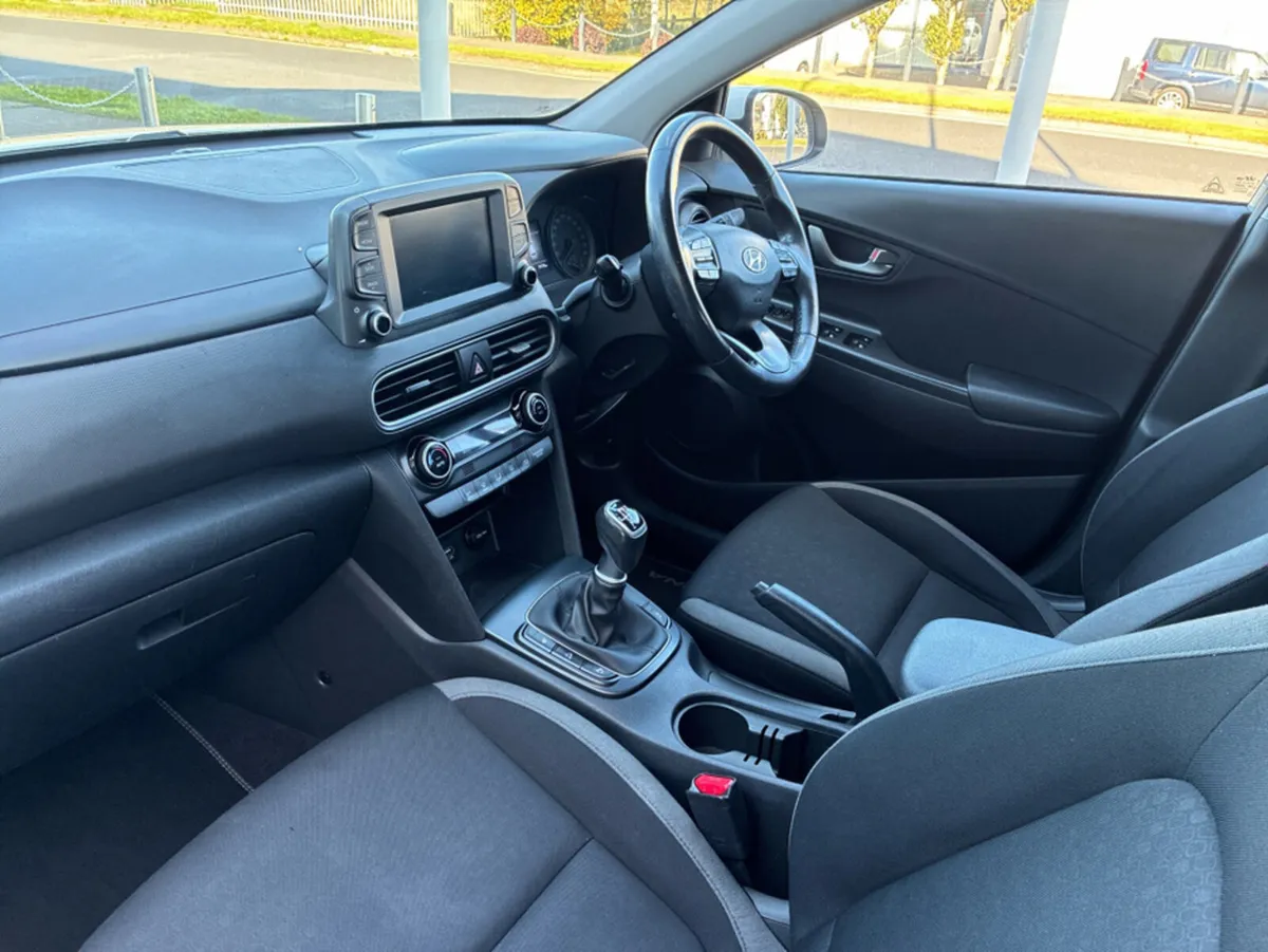 Hyundai KONA KAUAI 2WD EXECUTIVE 5DR - Image 3