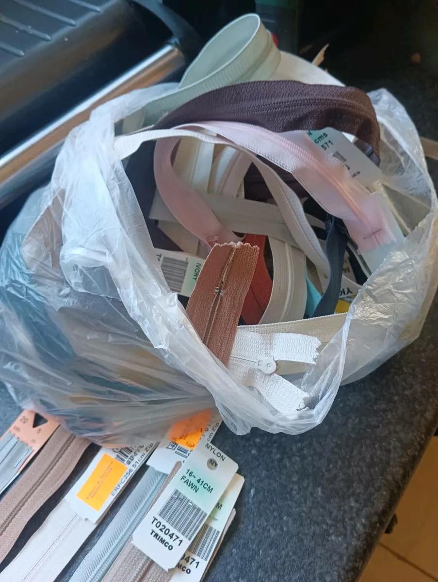 Lots lots new zips ,All new 60 for lot - Image 4