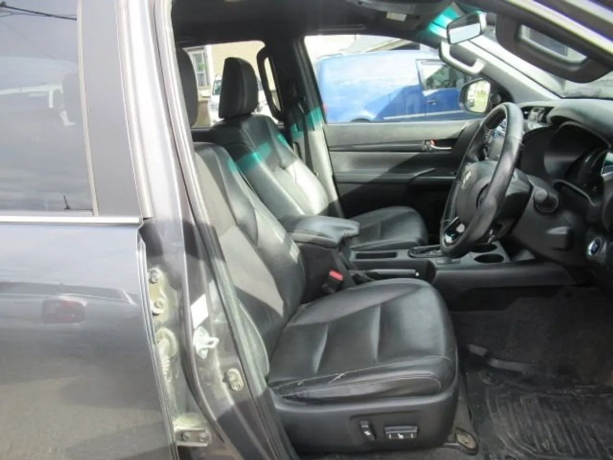 Toyota HiLux 2.4 D-4d Invincible X Pickup Double - Image 3