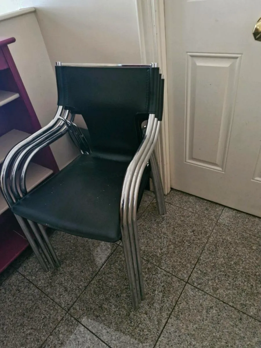 Glass Triangular Tablw with chairs - Image 3