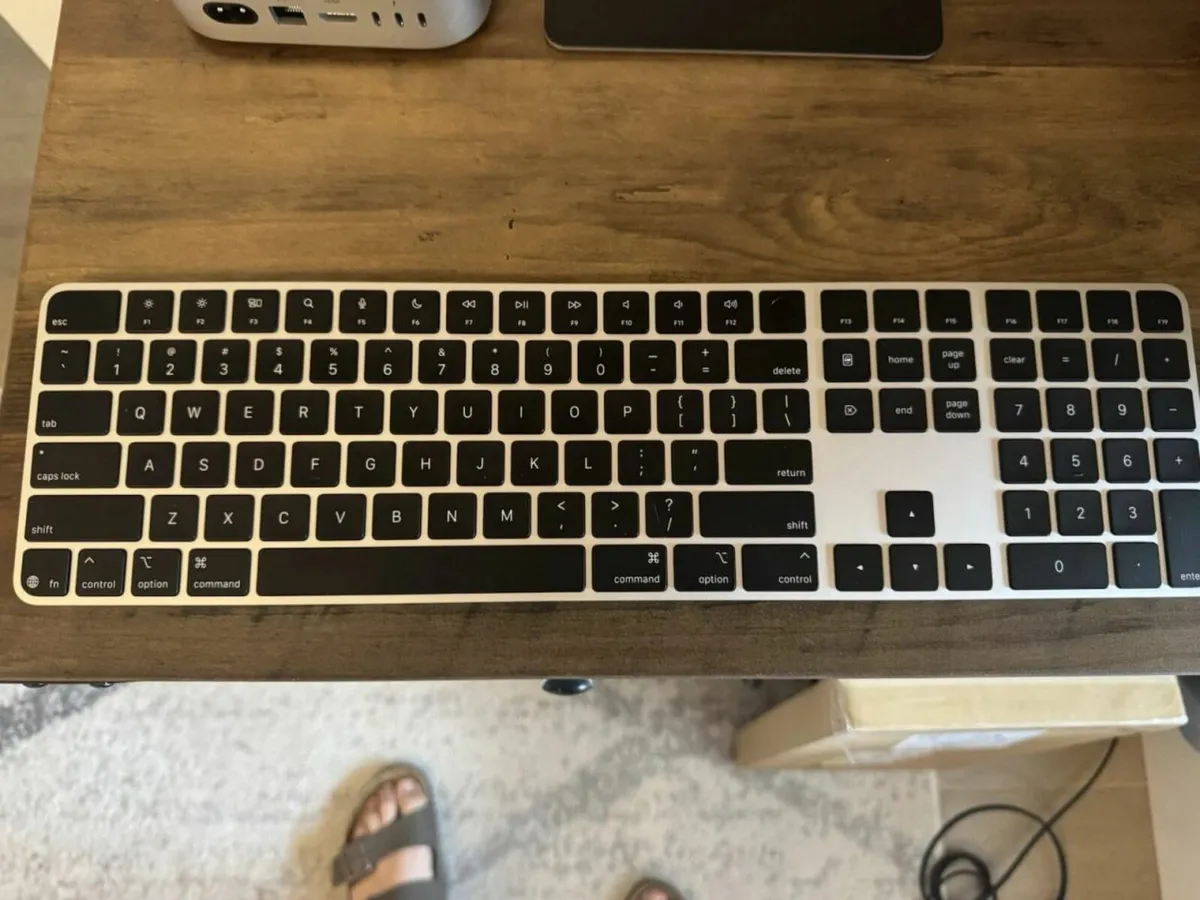 Mac mini M4, Touch ID keyboard, Touchpad - Image 3