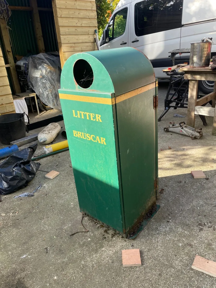Outdoor bin - Image 1