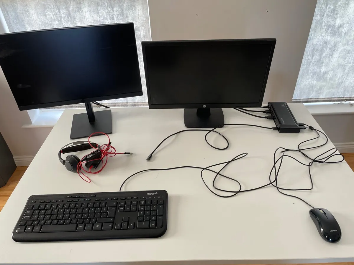 Office set up - Image 2