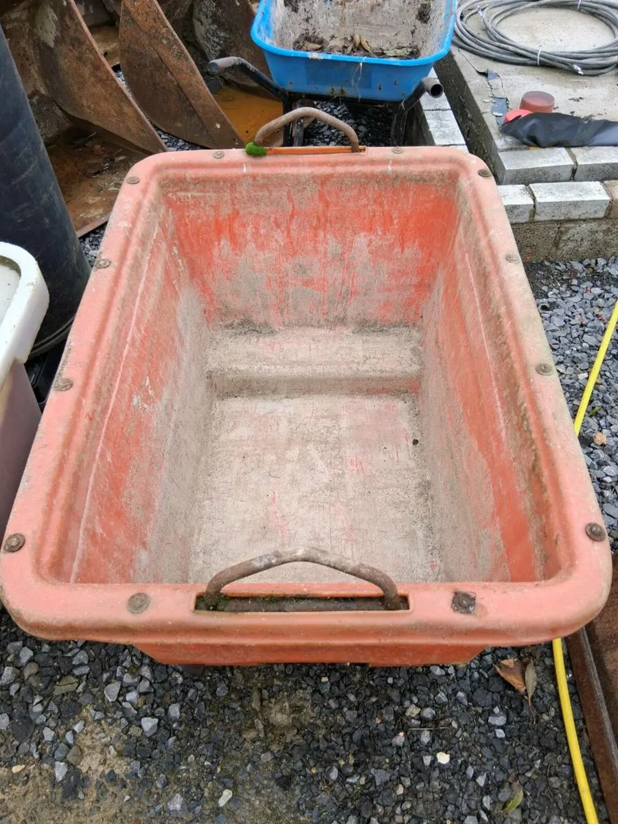 Mortar bins and water butt - Image 3
