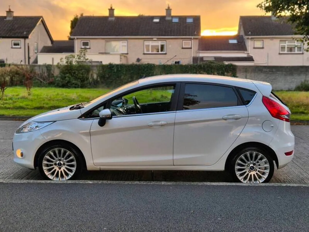 2012 Ford Fiesta Titanium - Image 3