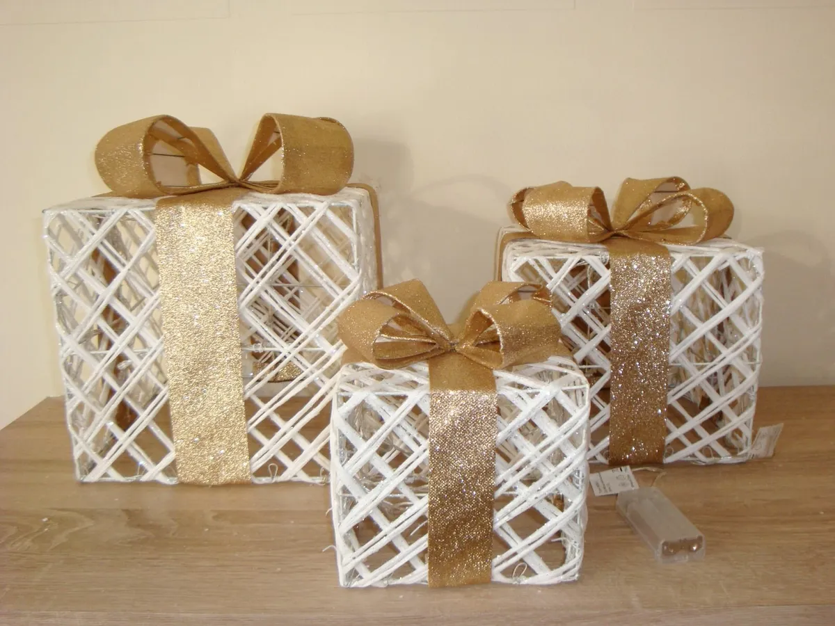 Christmas light gift boxes white and gold - Image 4