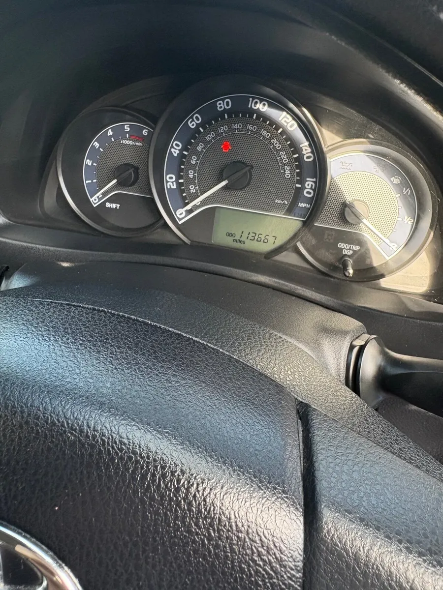 Toyota Auris 2013 - Image 2
