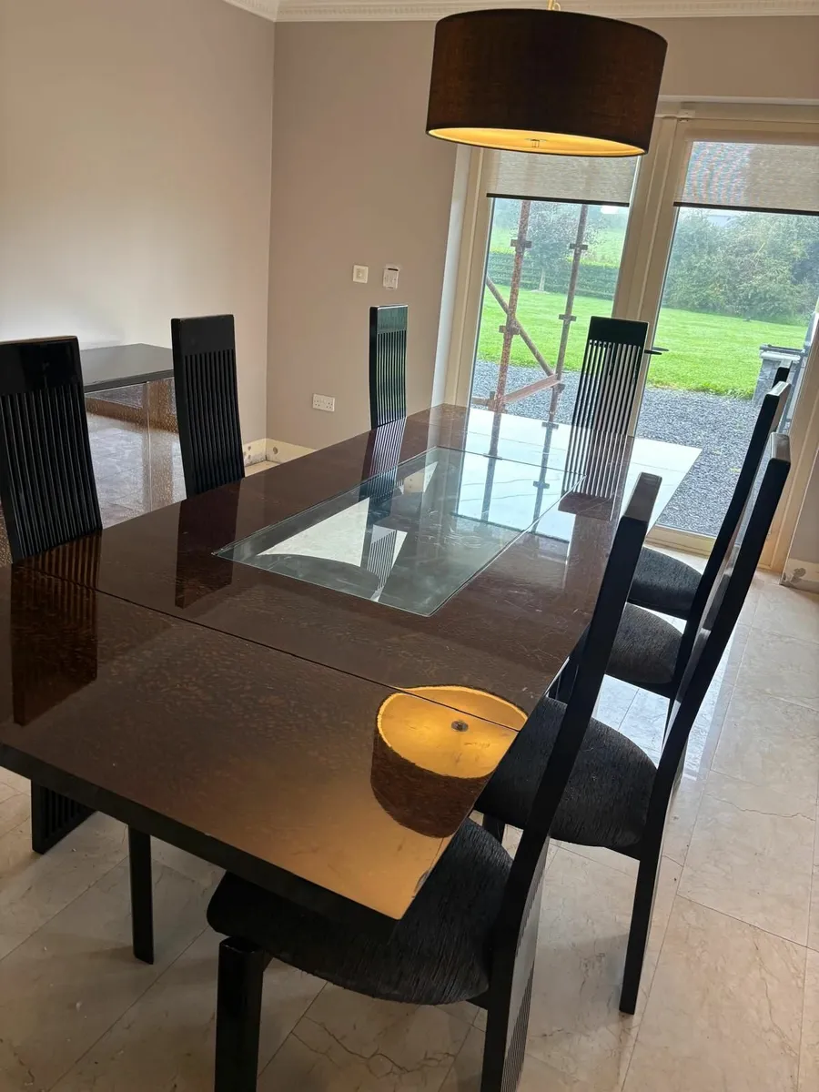 Table and chairs - Image 1