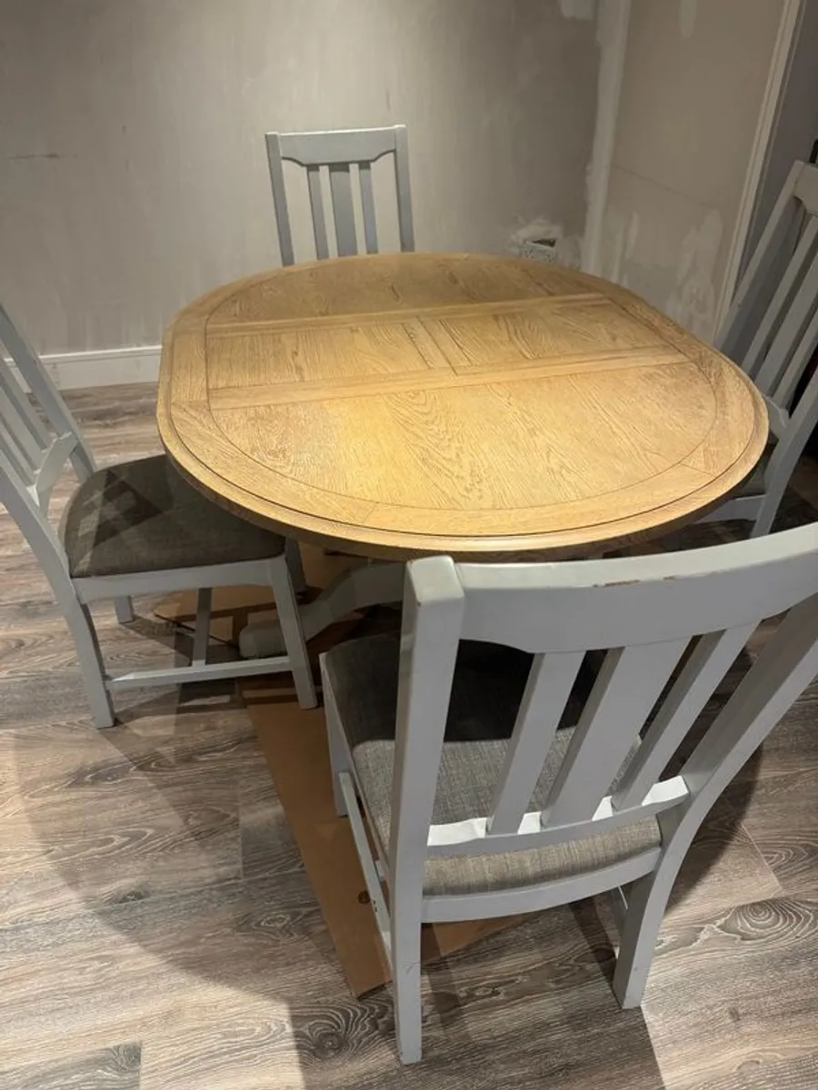 Table and chairs - Image 1