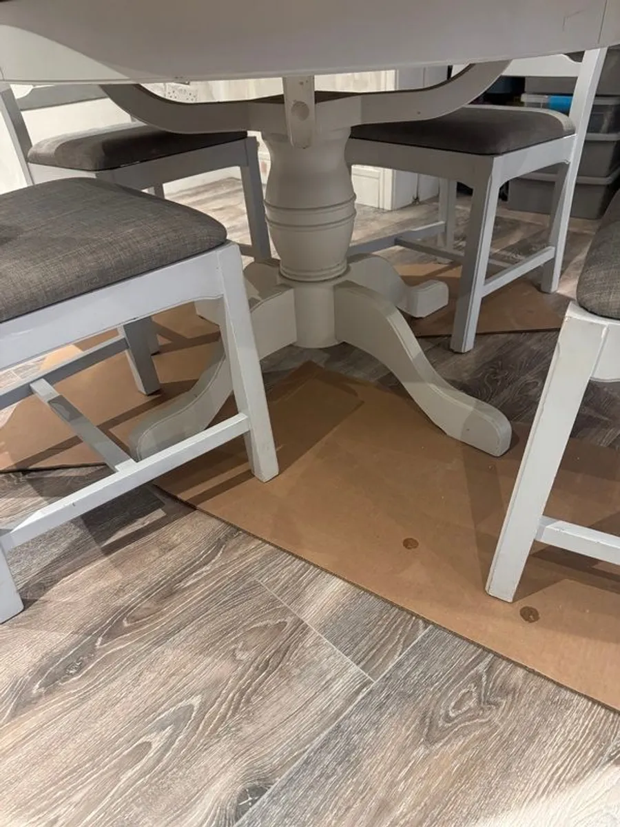Table and chairs - Image 2