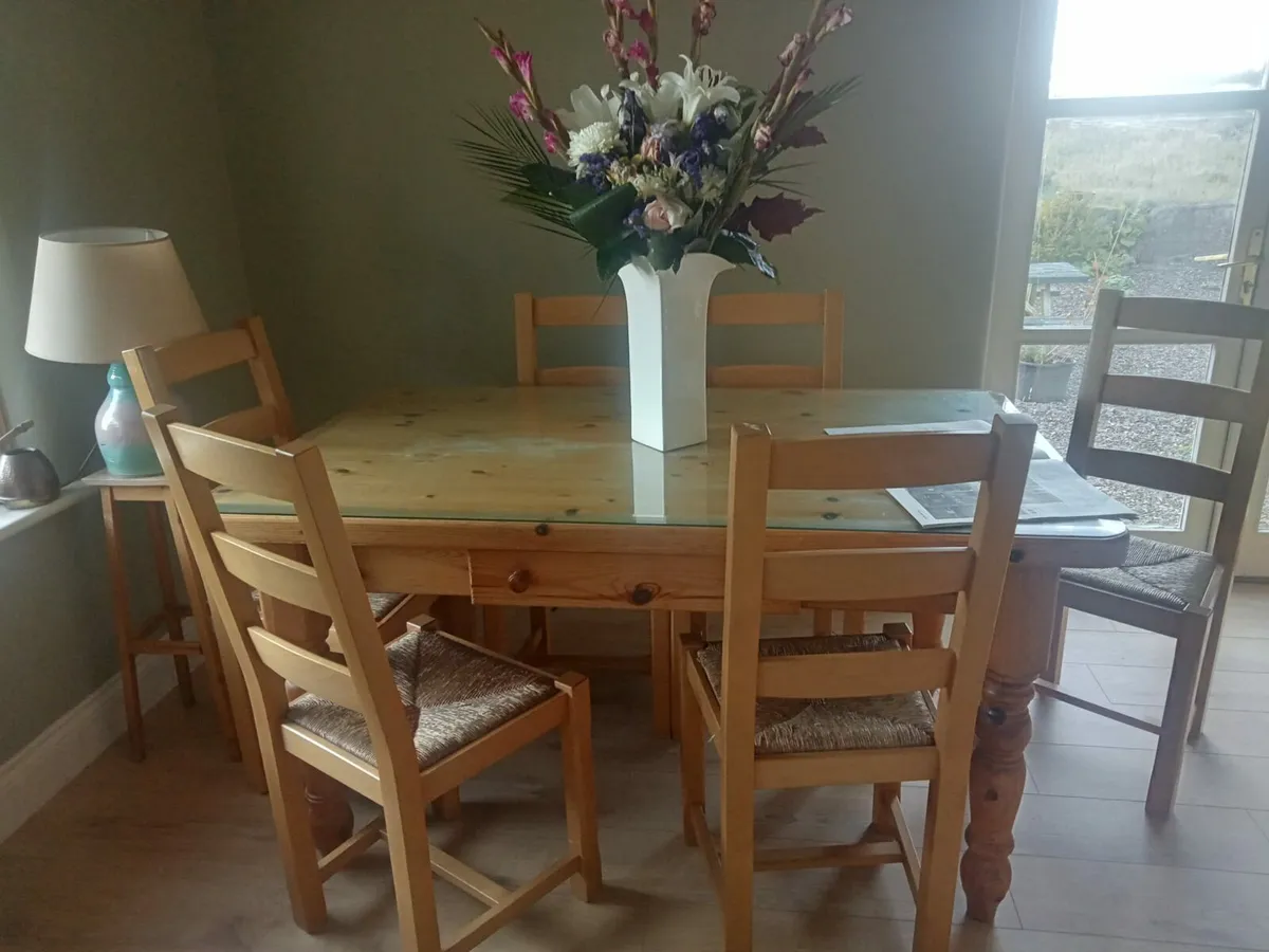 Kitchen table and 6 chairs