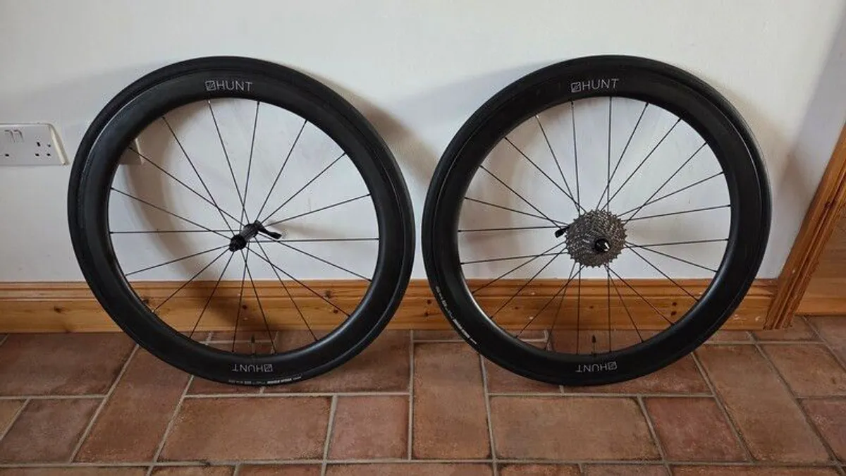 HUNT Carbon Tubeless Wheels + Tyres + Cassette - Image 1