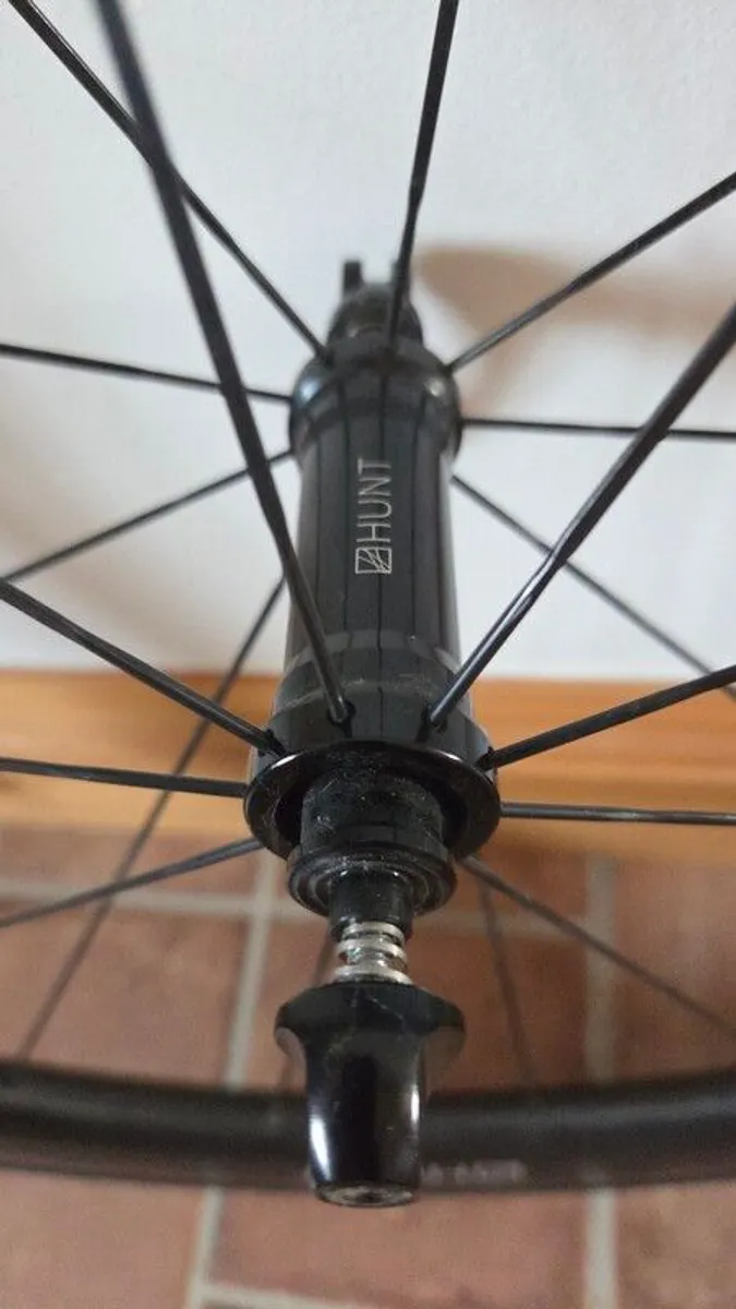 HUNT Carbon Tubeless Wheels + Tyres + Cassette - Image 4