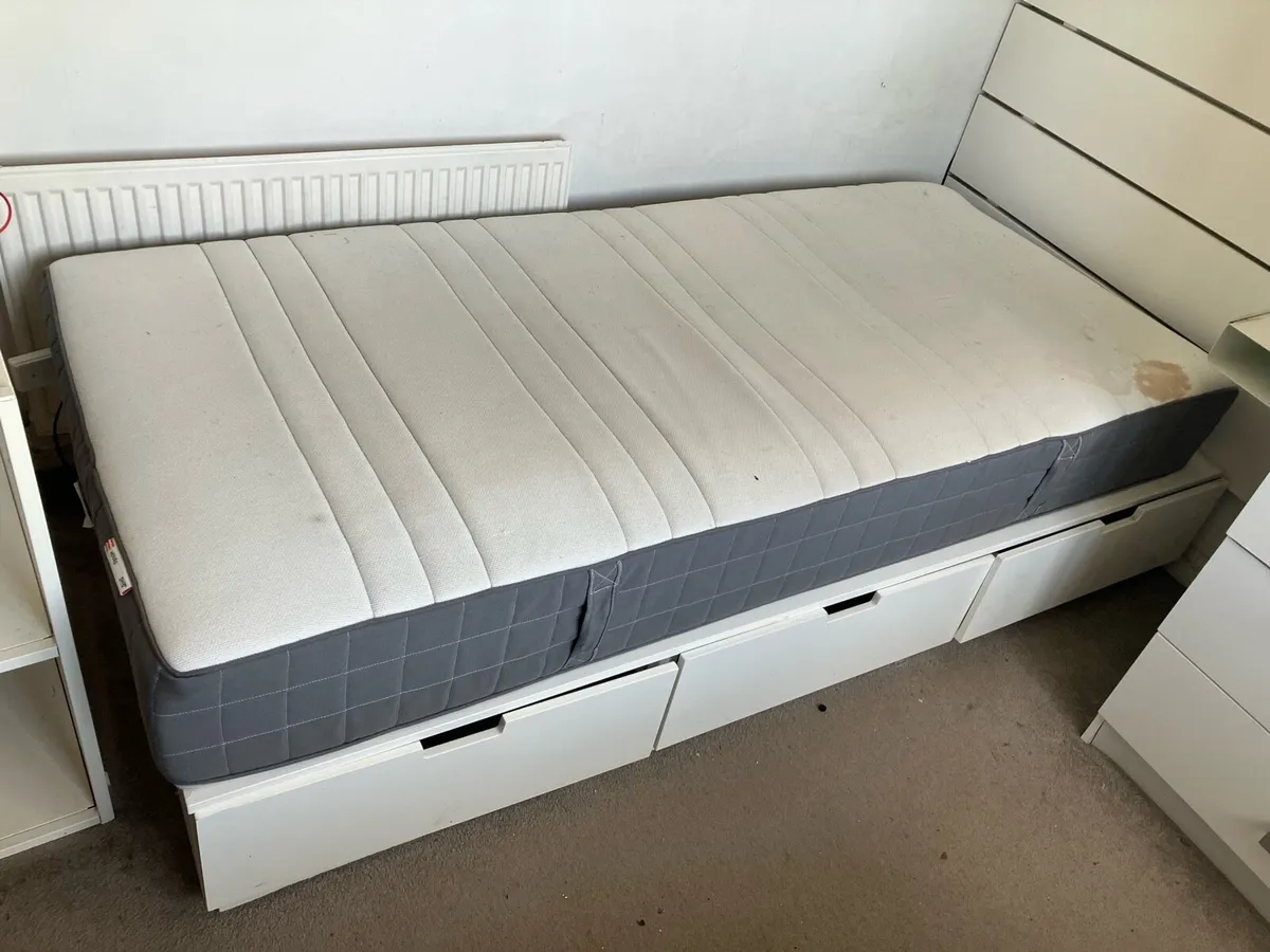 Bed and mattress - Image 1