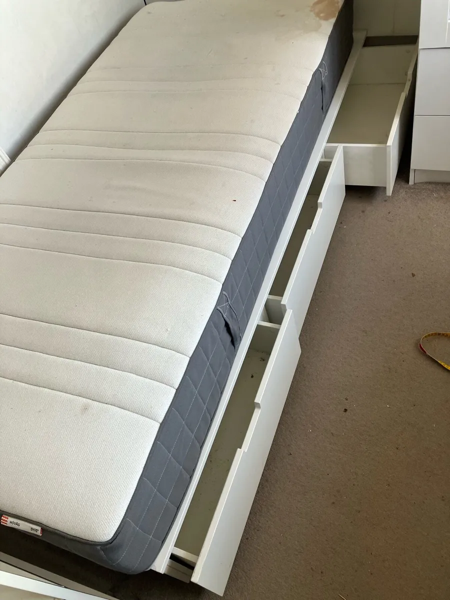 Bed and mattress - Image 3