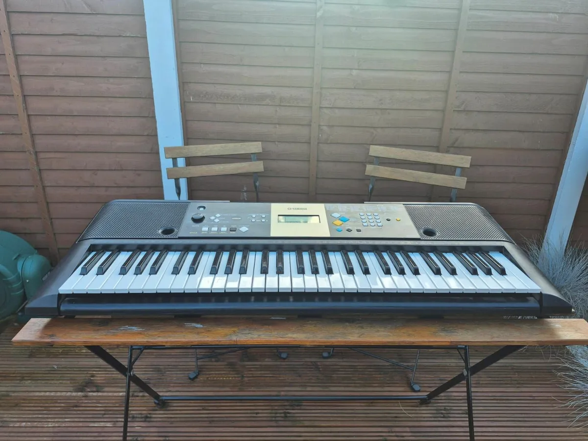 Yamaha YPT220 keyboard for sale - Image 1