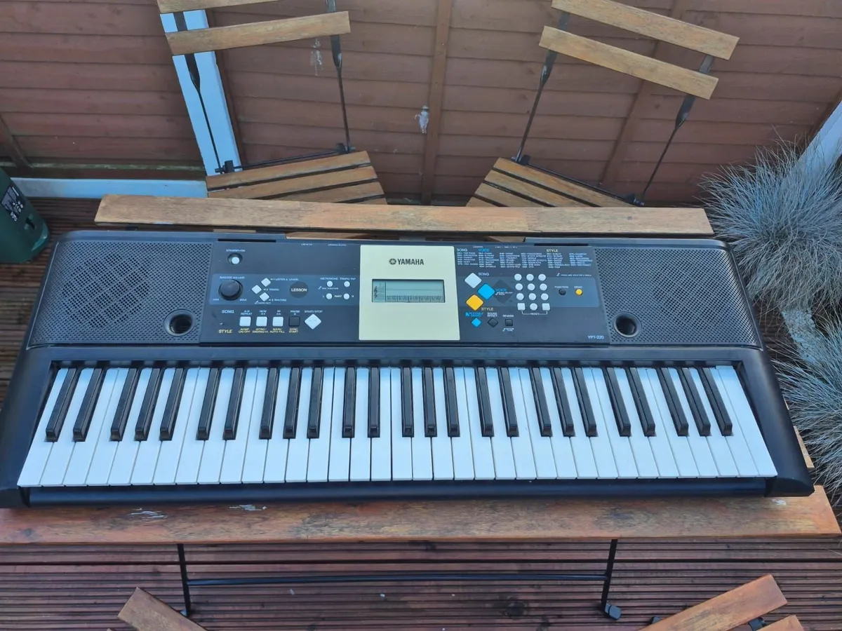 Yamaha YPT220 keyboard for sale - Image 2