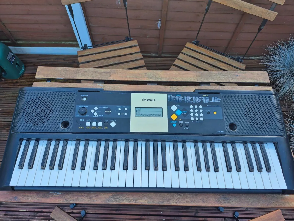 Yamaha YPT220 keyboard for sale - Image 3