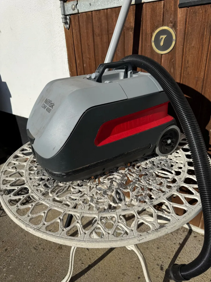 Nilfisk CDNF 4000 hoover - Image 1