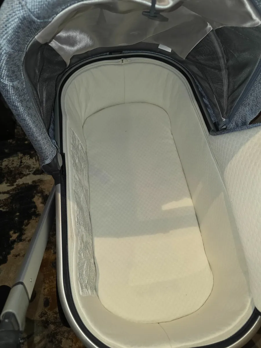 As New Uppababy Vista with rotating car seat isofi - Image 3