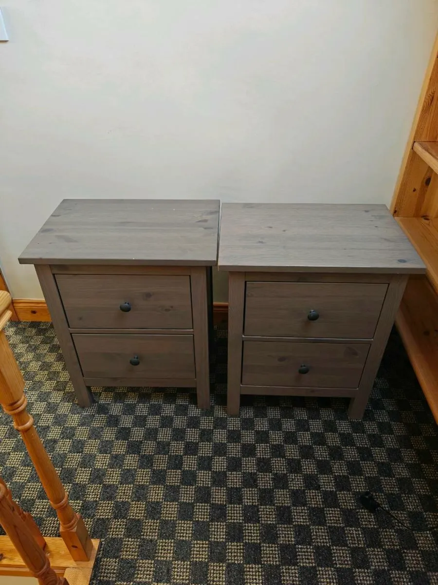 2 bedside lockers