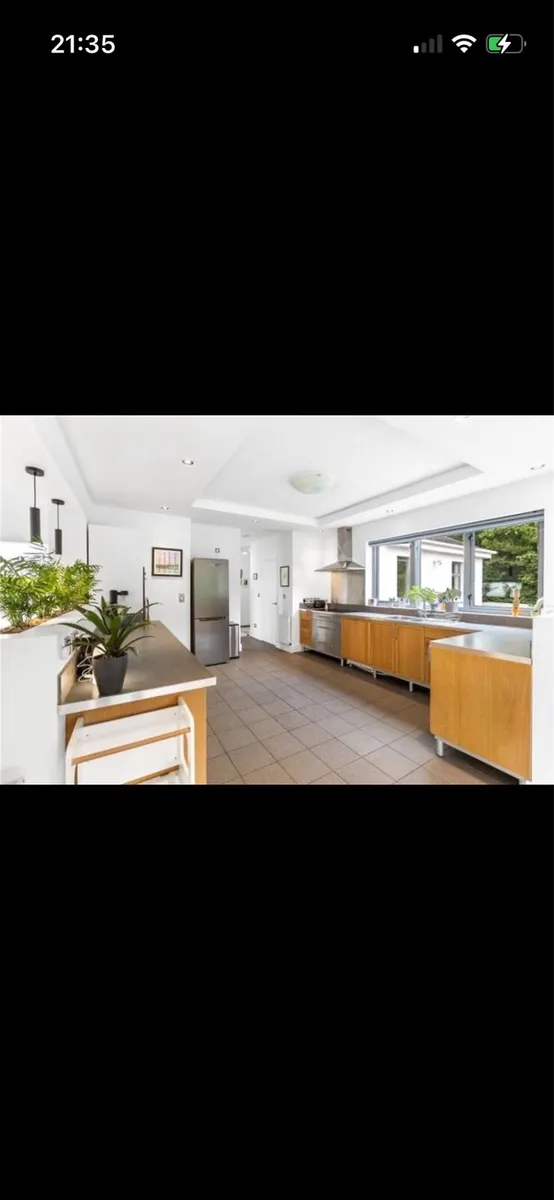 Fitted solid oak kitchen - Image 1