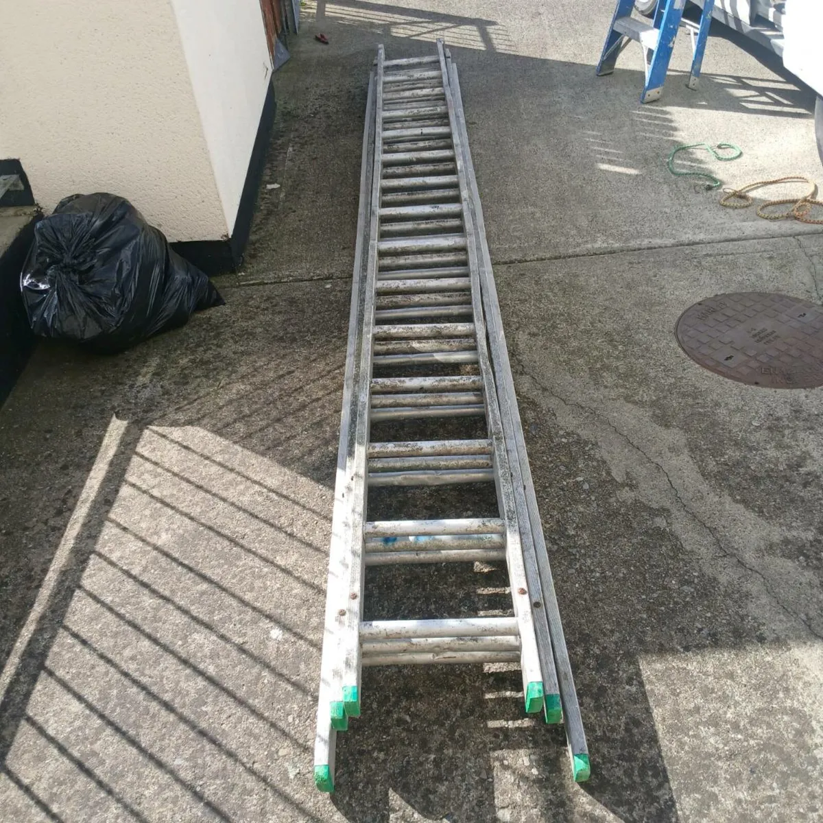 Triple ladders 3 x15 rung - Image 2