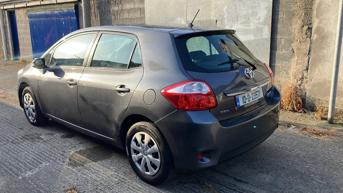 Toyota Auris 2010 - Image 1