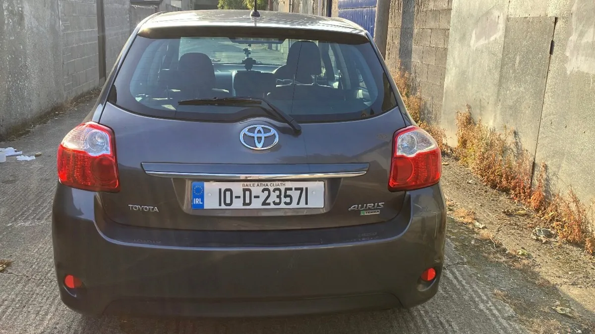 Toyota Auris 2010 - Image 2