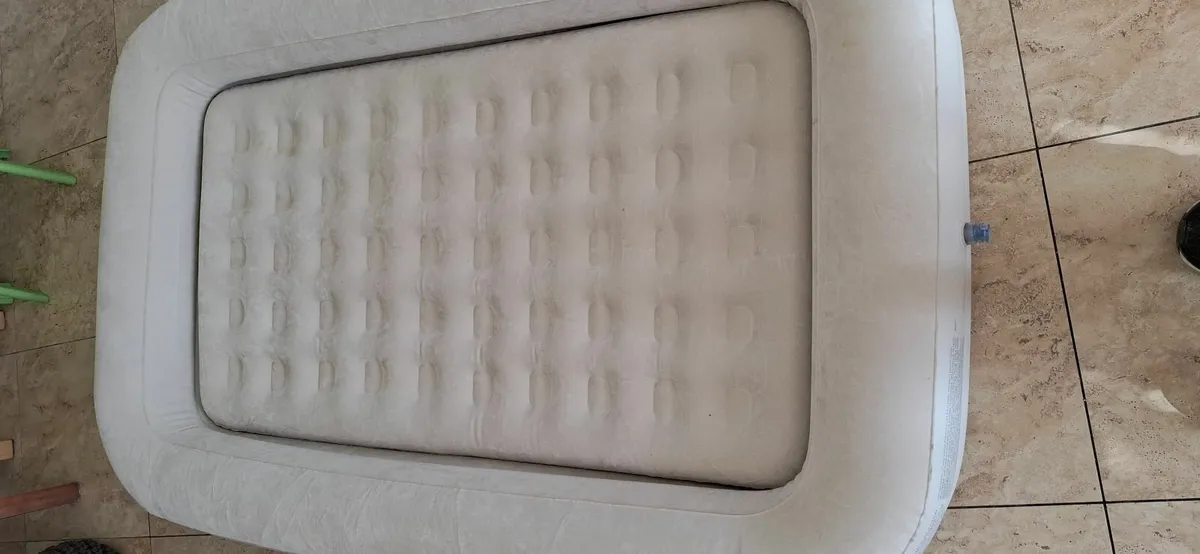 Kids Travel Air mattress with raised sides + pump - Image 2
