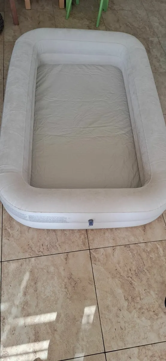 Kids Travel Air mattress with raised sides + pump - Image 3