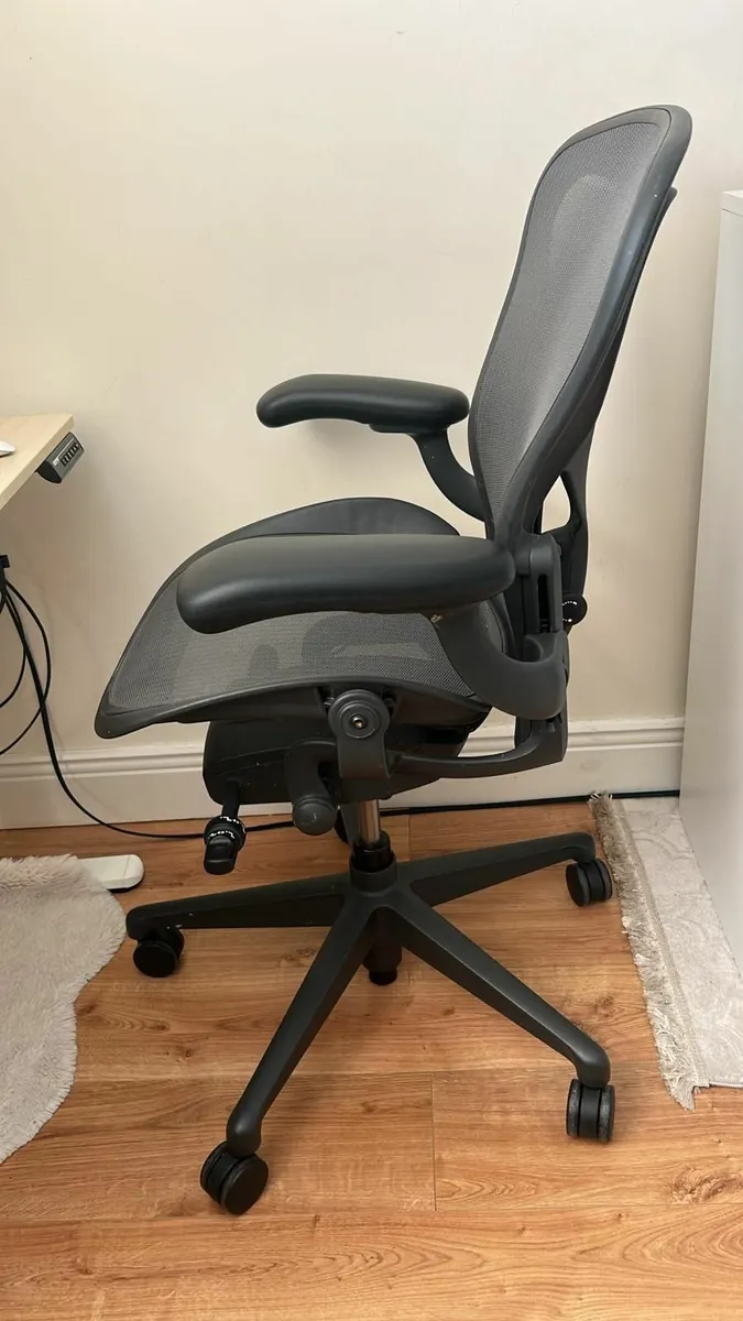 Herman Miller Aeron Office Chair - Image 4