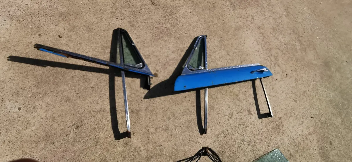 Vintage car MGB GT parts - Image 3