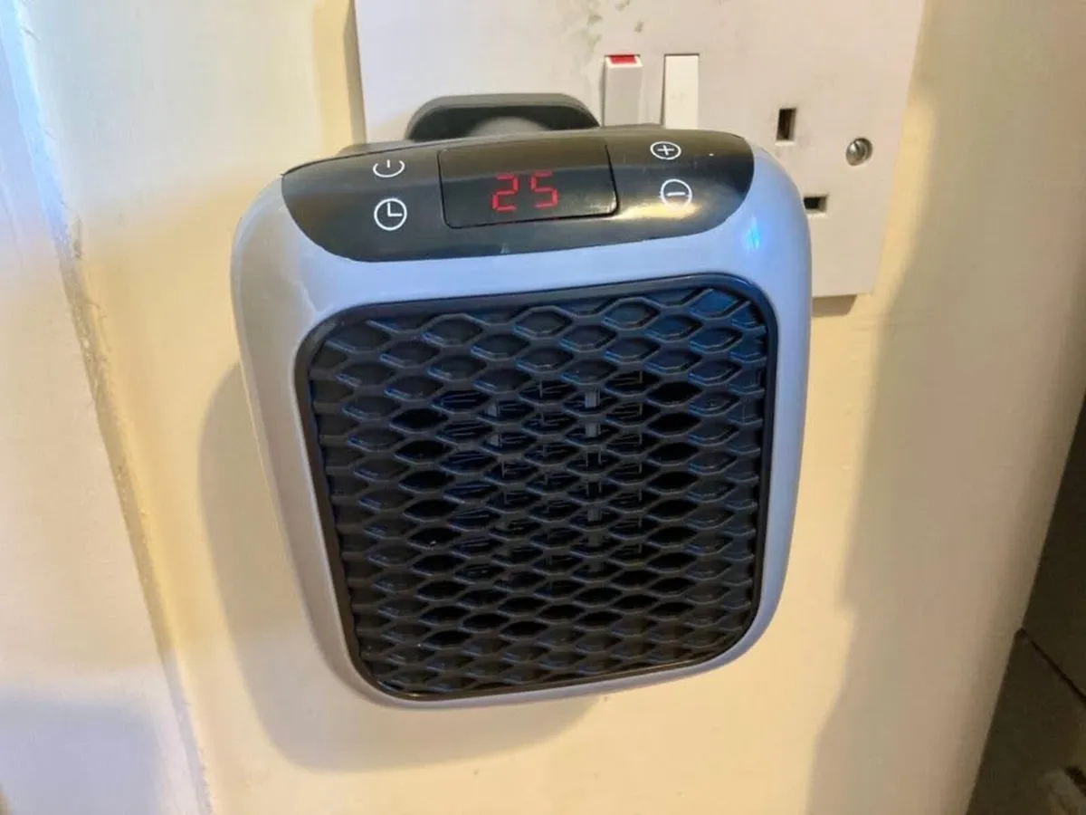 Handy Heater Turbo 800W - Plug In Wall Heater - Image 1
