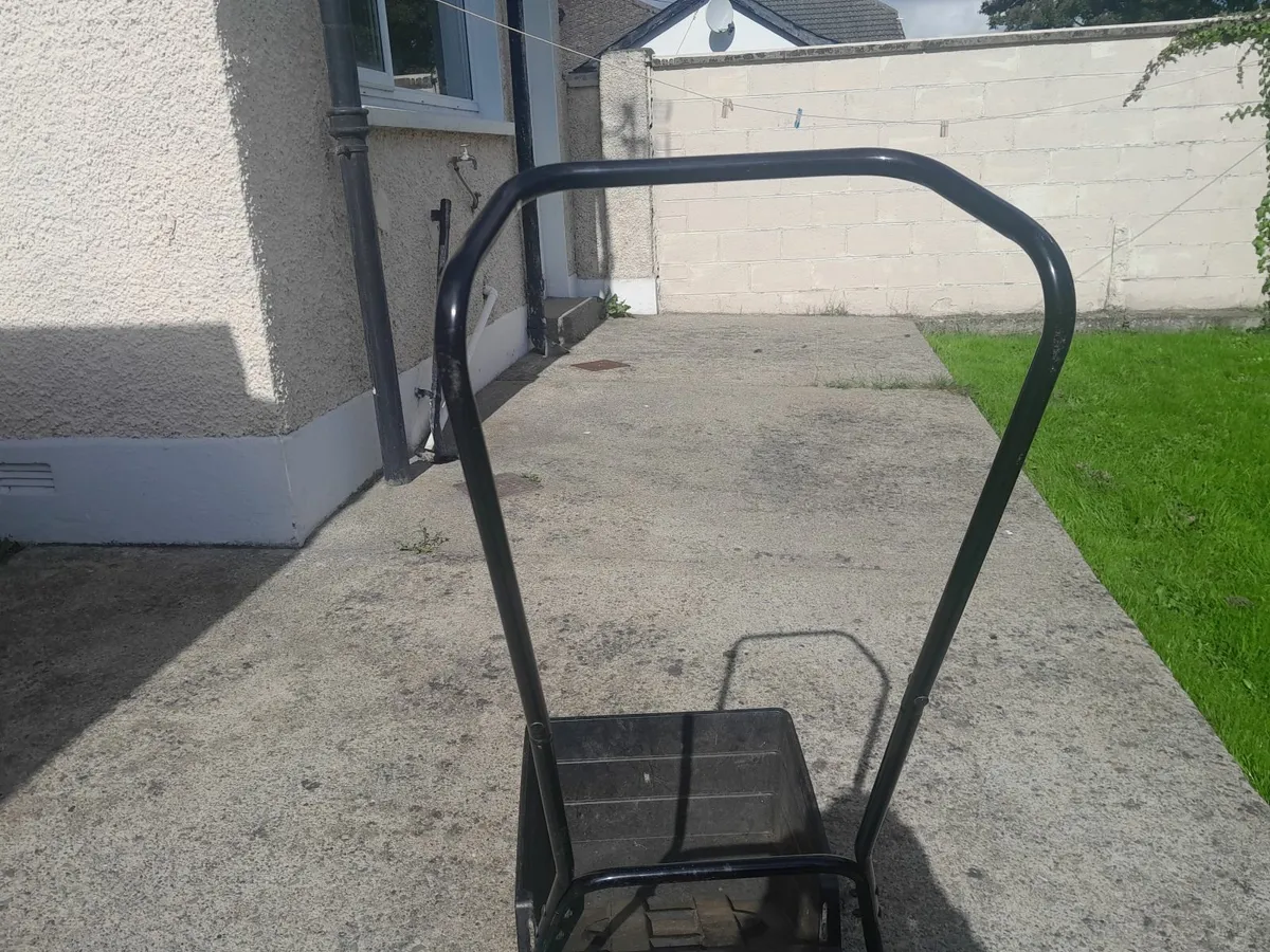 Bosh push mower - Image 3