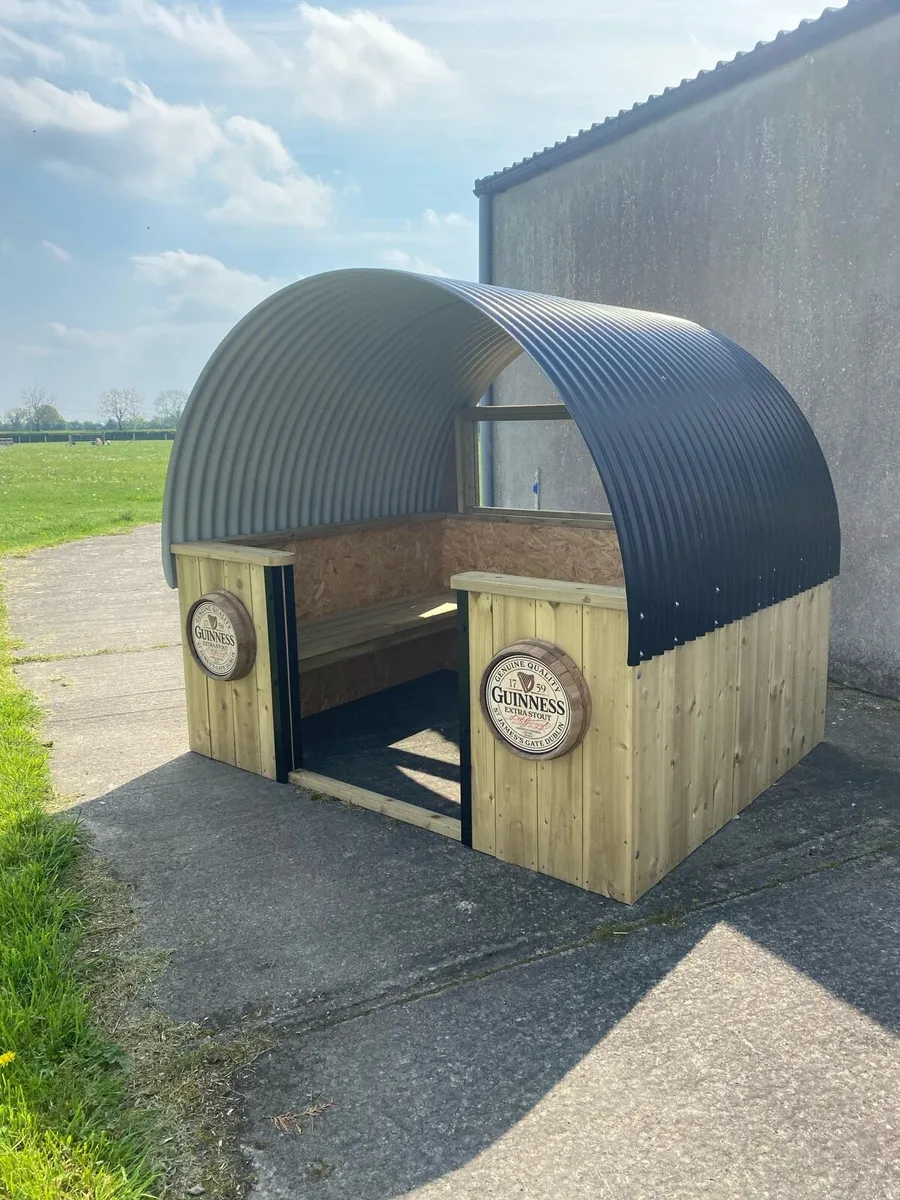 Outdoor seating - Image 1