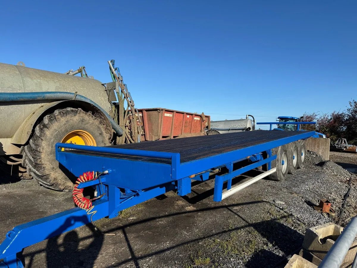 Bale trailer - Image 1