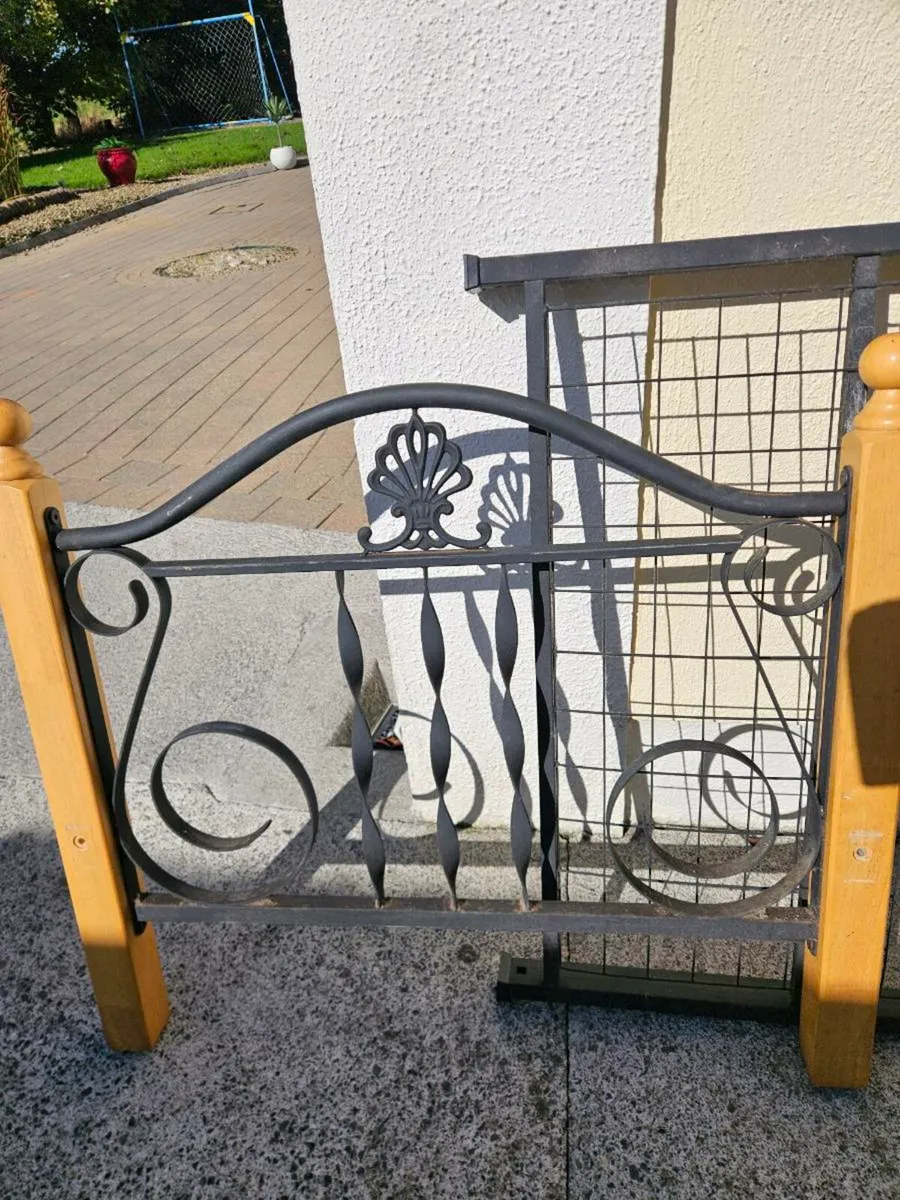 Bed frame - Image 1
