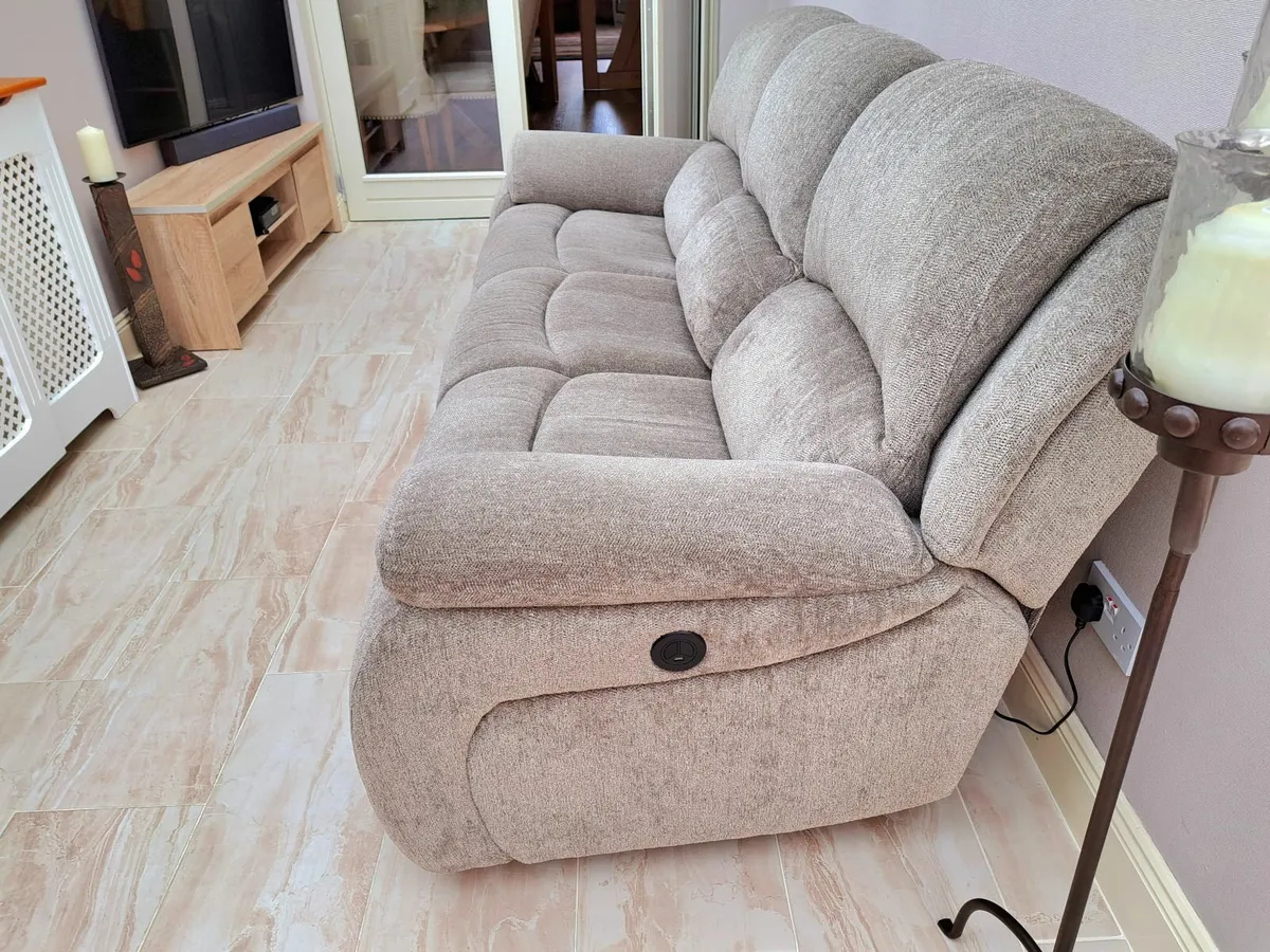 3 seater electric recliner - Image 1