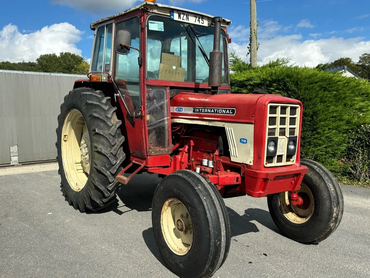 International 674 - Image 1