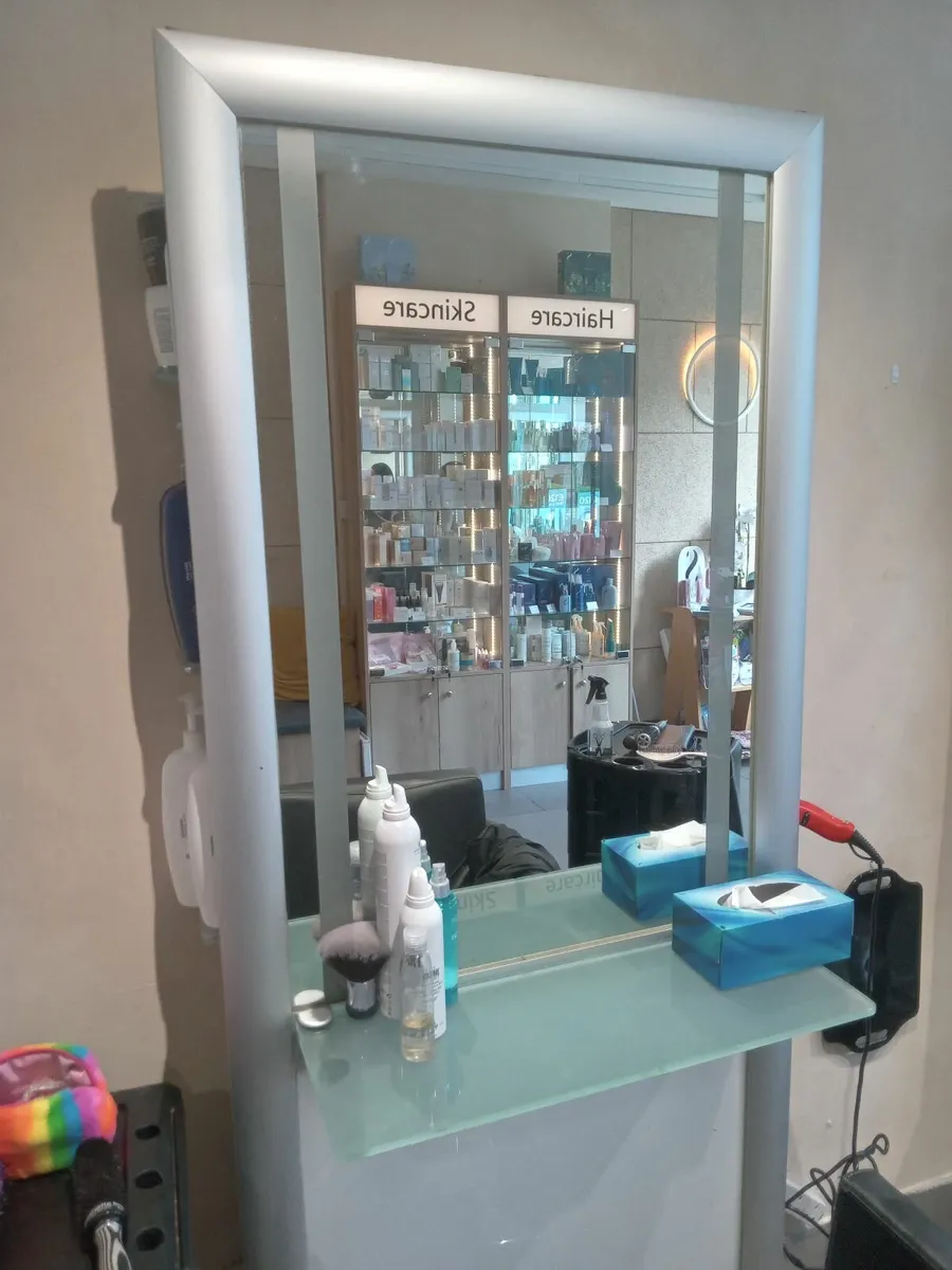 Hair Salon mirrors and chairs - Image 1