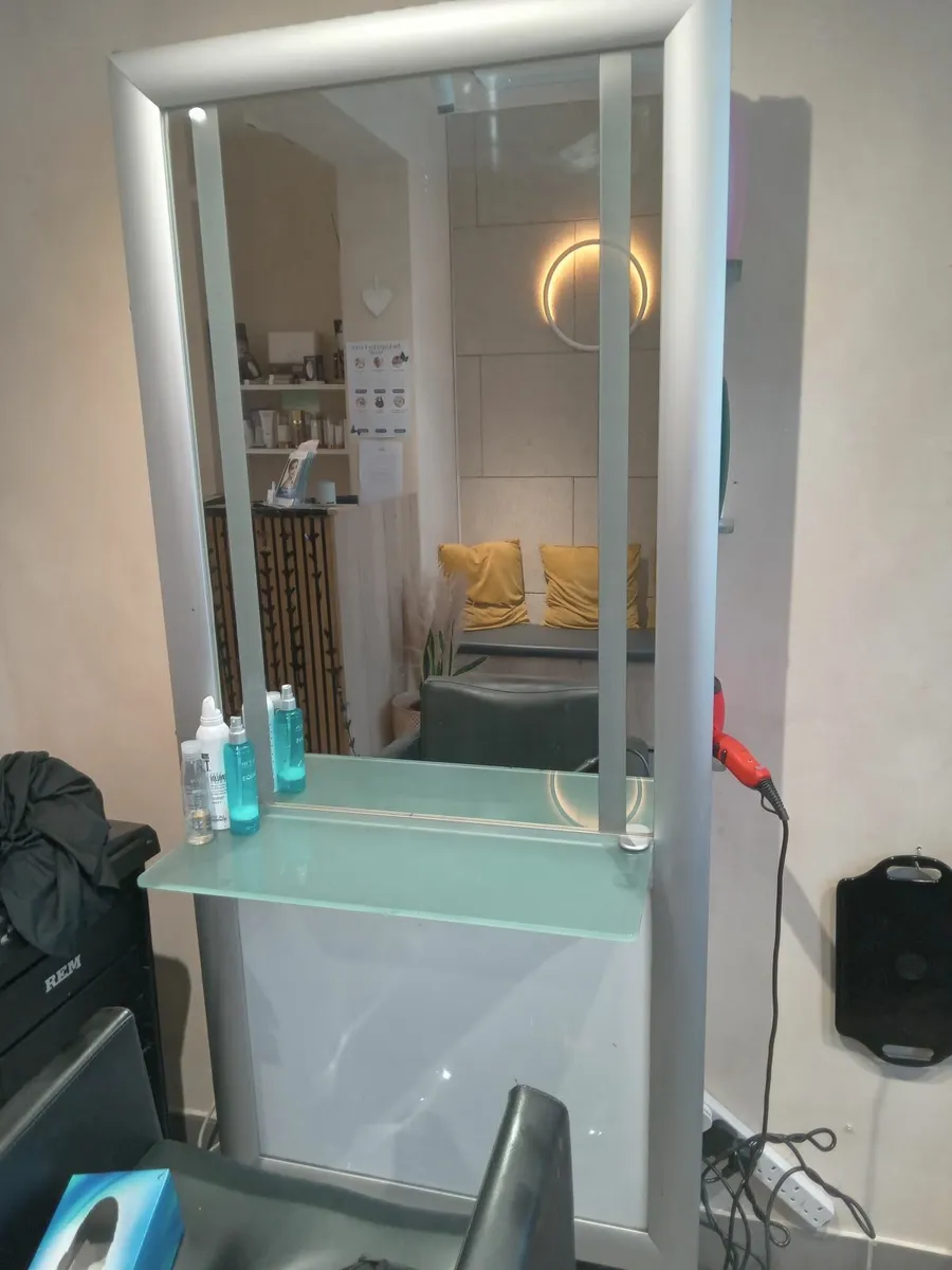 Hair Salon mirrors and chairs - Image 2