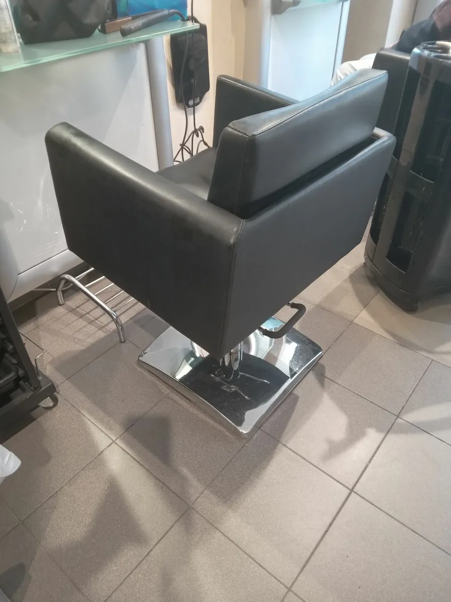 Hair Salon mirrors and chairs - Image 4